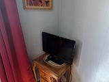 une photo d'un salon avec un fauteuil et une télévision