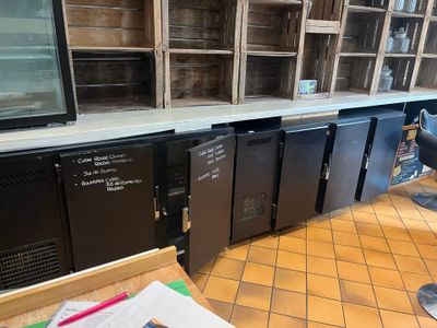 une série de réfrigérateurs vides dans un magasin