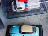 une petite voiture et un petit camion dans une vitrine