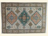 une image représentant un tapis sur fond blanc, orné d'un motif bleu et orange