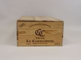 une boîte en bois sur laquelle est apposée une étiquette de vin