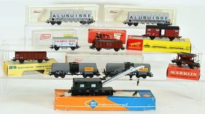 de nombreux trains miniatures exposés dans une vitrine
