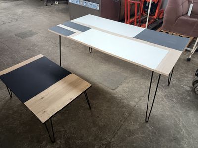 deux tables et un banc dans une pièce