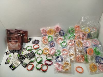 de nombreux élastiques de différentes couleurs et d'autres objets posés sur la table