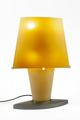 une lampe jaune posée sur une table