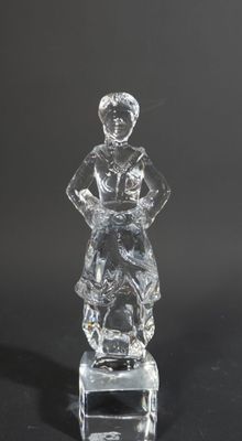 une figurine en verre transparent représentant un homme assis sur un rocher