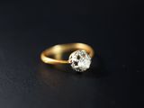 gros plan d'une bague en diamant sur une surface noire
