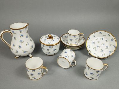 SEVRES. Service à café en porcelaine à décor de barbeaux au …