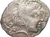 une pièce d'argent représentant une femme