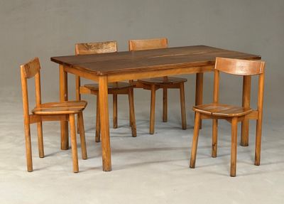 une table en bois entourée de quatre chaises