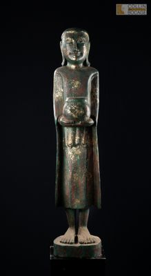 une image représentant une statue en bronze d'une femme tenant un bébé dans ses bras