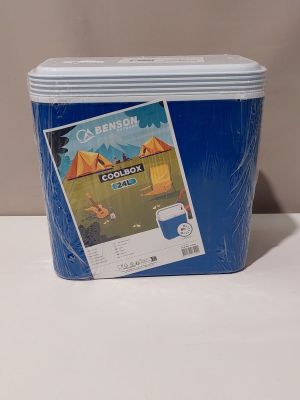 un récipient en plastique avec un couvercle bleu posé sur une table blanche