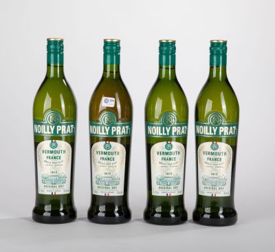 trois bouteilles d'huile d'olive posées les unes à côté des autres sur une table