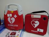 un sac rouge orné d'un battement de cœur à côté d'un sac rouge orné d'un battement de cœur