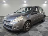 la voiture grise est garée sur un sol en damier dans le garage