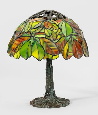 gros plan d'une lampe sur une table à fond blanc