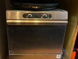 une photo d'un lave-vaisselle posé sur un chariot dans une cuisine