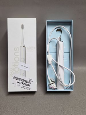 une boîte contenant une brosse à dents et à laquelle est attaché un cordon