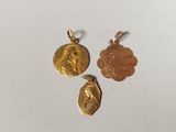 deux breloques en forme de pièces d'or représentant le visage d'une femme