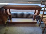 une table en bois avec un radiateur dans un coin de la pièce