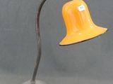 une lampe orange posée sur une table