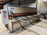 une image d'une machine dans un entrepôt