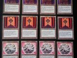 une pile de cartes posées sur une table