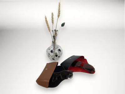deux paires de chaussures posées sur une table à côté d'un vase