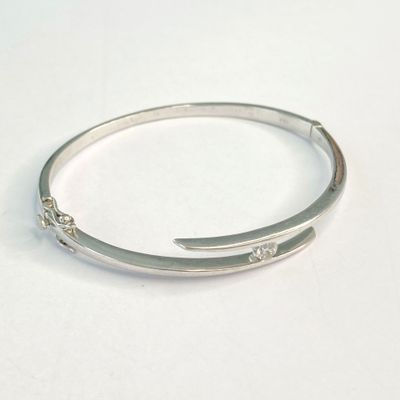 bracelet rigide en argent sterling orné de diamants sur fond blanc