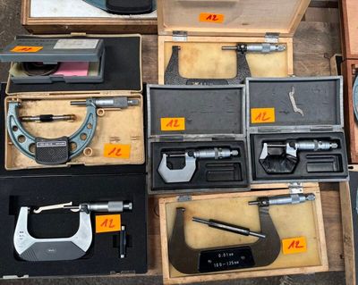 de nombreux outils de toutes sortes dans une boîte posée par terre