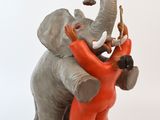une statue représentant un éléphant et un homme qui s'étreignent