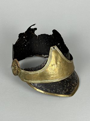 un chapeau doré et noir orné d'un ruban noir