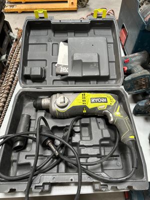 une perceuse filaire dans une boîte à outils posée sur une table