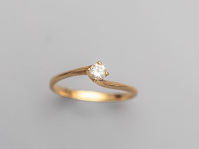 Solitaire en or jaune 750°/°°(18K) , serti d'un diamant tail…