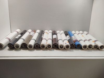 de nombreux rouleaux de papier posés sur une étagère dans une pièce