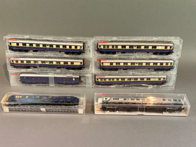 quatre wagons alignés sur la table