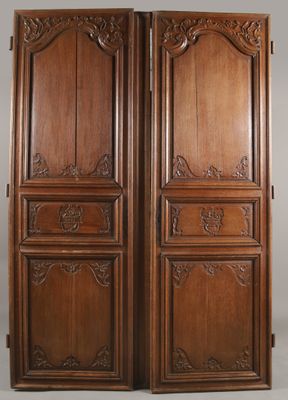 deux portes en bois ornées de sculptures sur les côtés