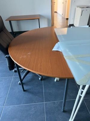 une table recouverte d'une nappe, avec une chaise devant