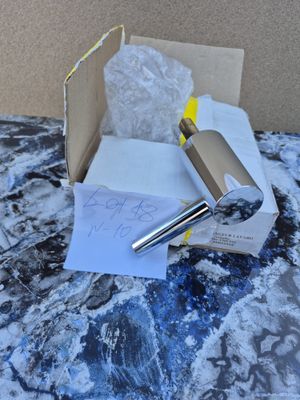 un stylo qui se trouve dans une boîte sur une table