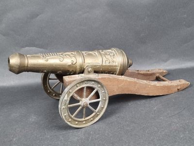 Canon miniature sur son affut, en bois et métal, orné de rin…