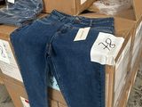une pile de cartons sur lesquels sont posés des jeans