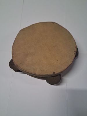 un petit morceau de carton posé sur une surface blanche