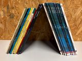 beaucoup de livres empilés les uns sur les autres sur une table