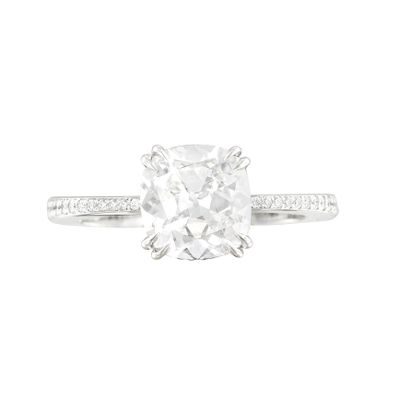 une bague en or blanc sertie d'un diamant taille coussin entouré de diamants
