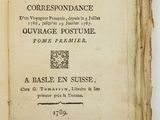 un vieux livre écrit posé sur une table