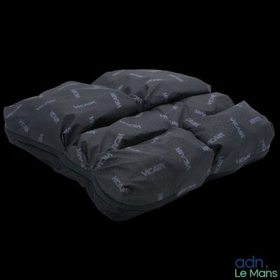 une couverture noire avec un motif sur fond noir