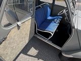 une petite voiture garée sur le parking
