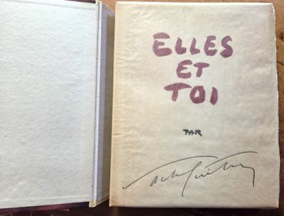un vieux livre écrit posé sur une table