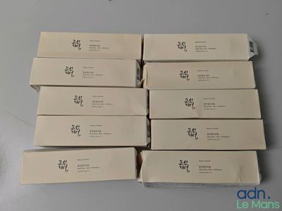 six paquets de cigarettes posés les uns à côté des autres sur une table