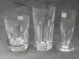 trois verres posés les uns à côté des autres sur une table